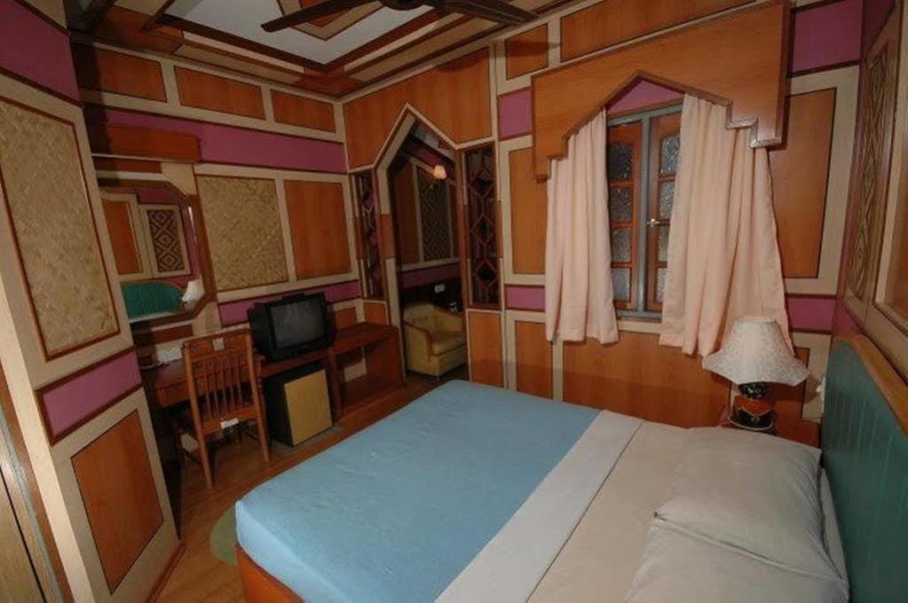 Shari La Island Resort Kampong Pasir Hantu Eksteriør billede