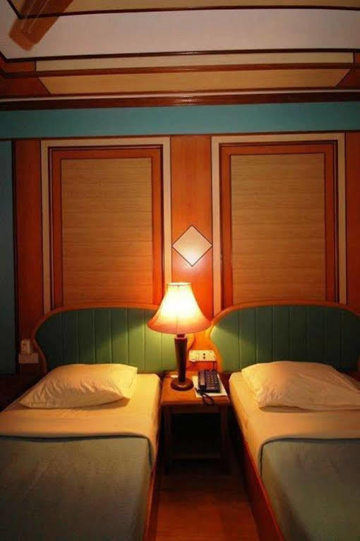 Shari La Island Resort Kampong Pasir Hantu Eksteriør billede